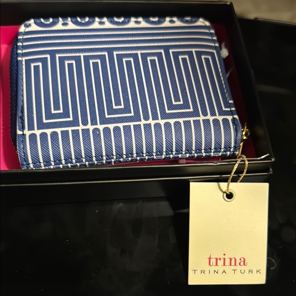 🔥NIB Trina Turk Geometric Blue and White Wallet 4.5” x 3.5”🔥